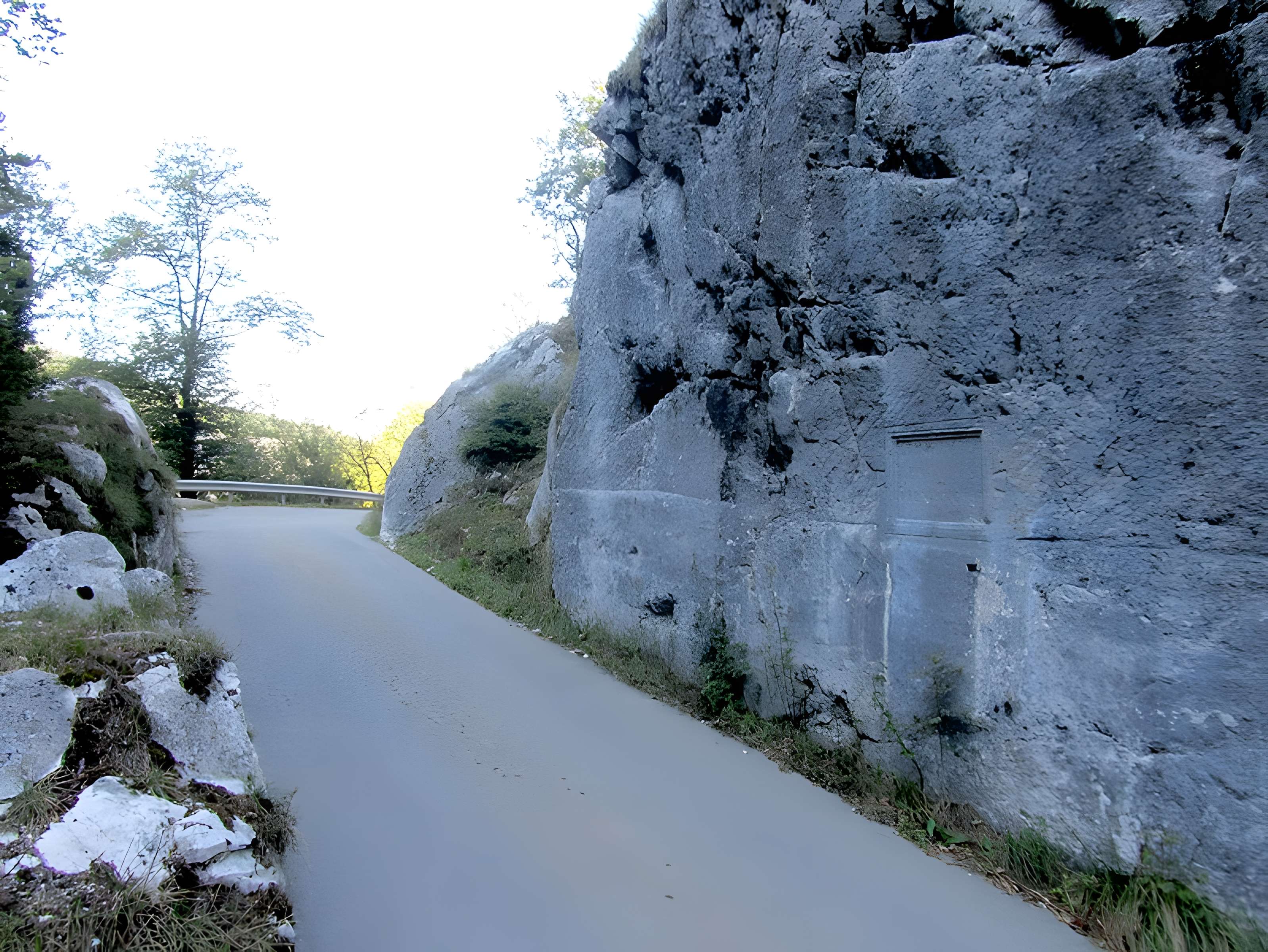 Voie romaine et inscription commémorative (également sur commune de Dingy-Saint-Clair)