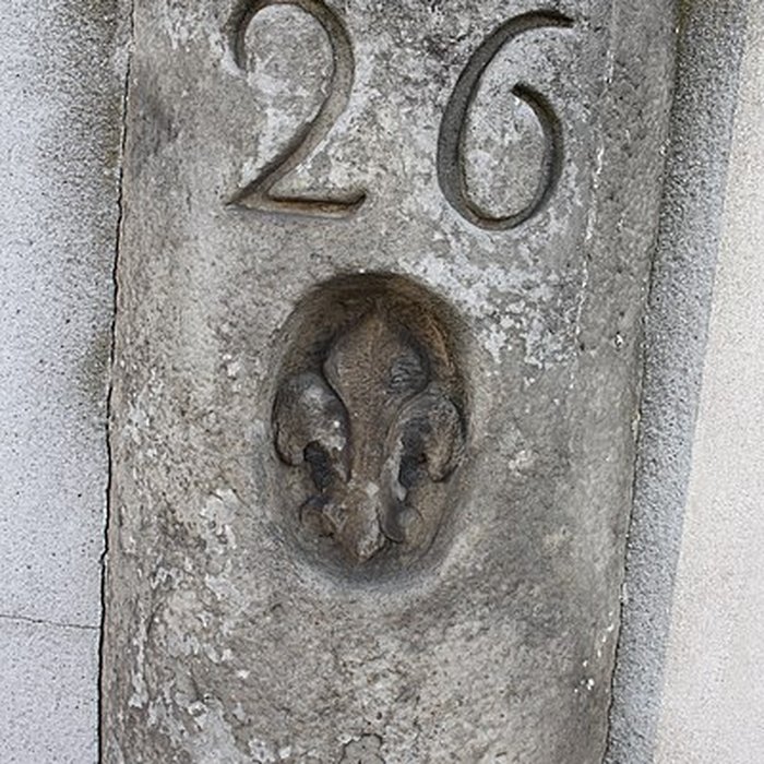 Photo de 2 Bornes fleurdelysée de Mormant