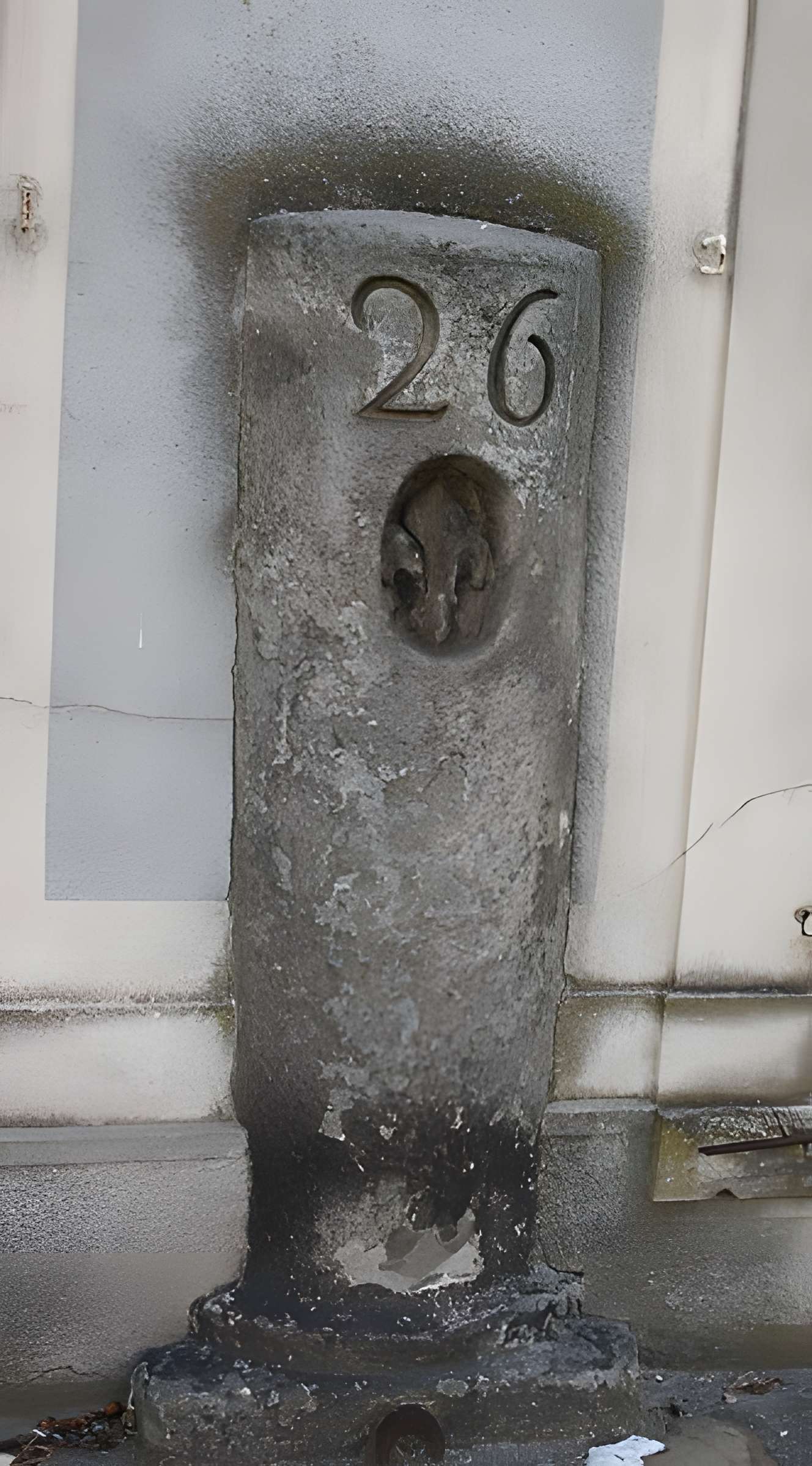 2 Bornes fleurdelysée de Mormant 