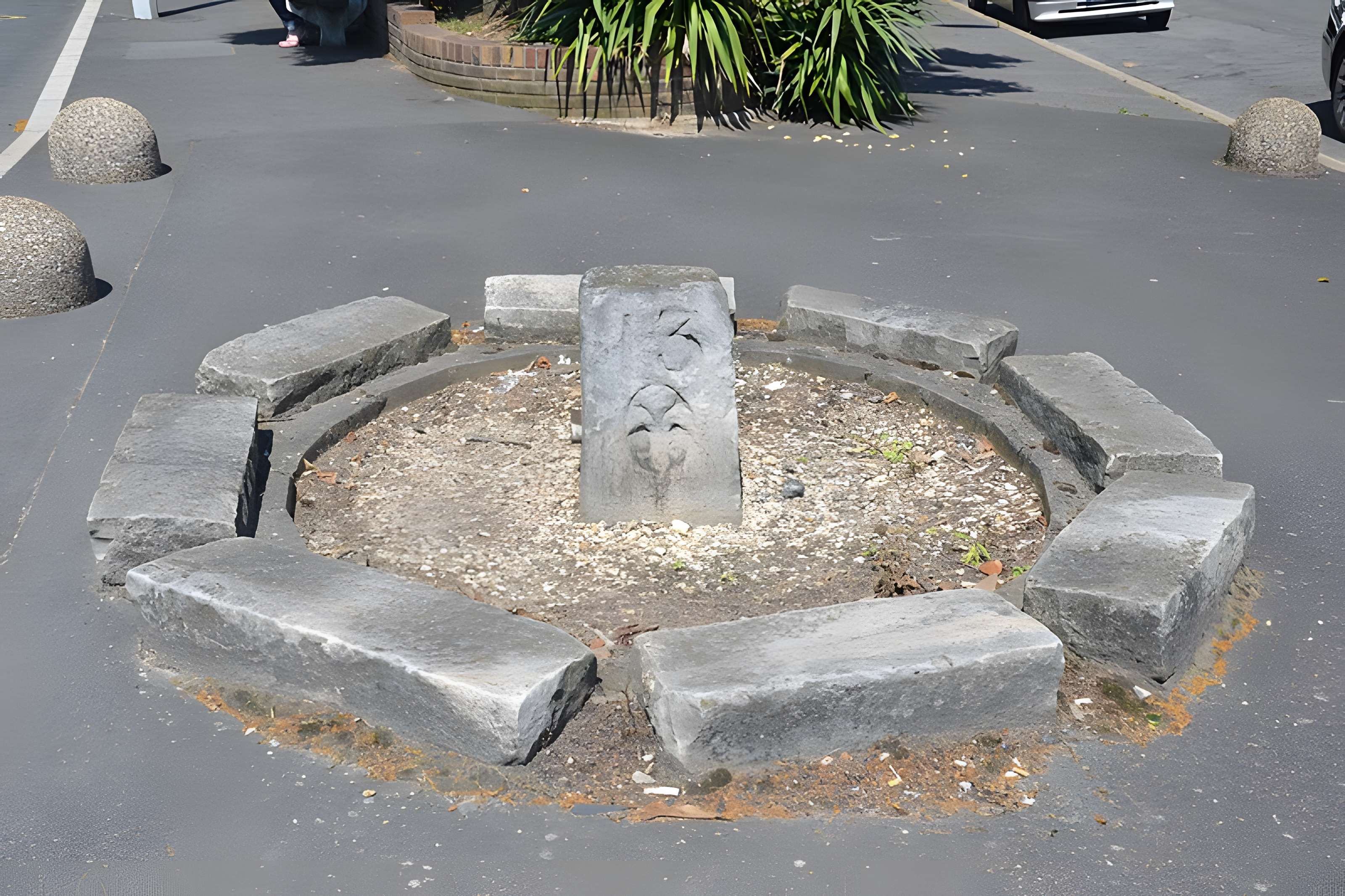 2 Bornes fleurdelysée de Sainte-Geneviève-des-Bois