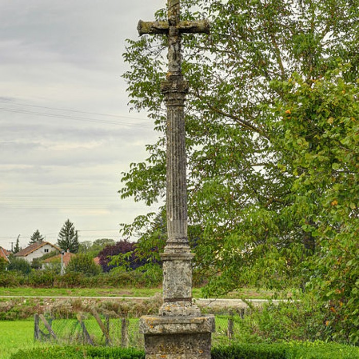 Photo de Croix datée de 1732, à 500 mètres au Nord-Est du village