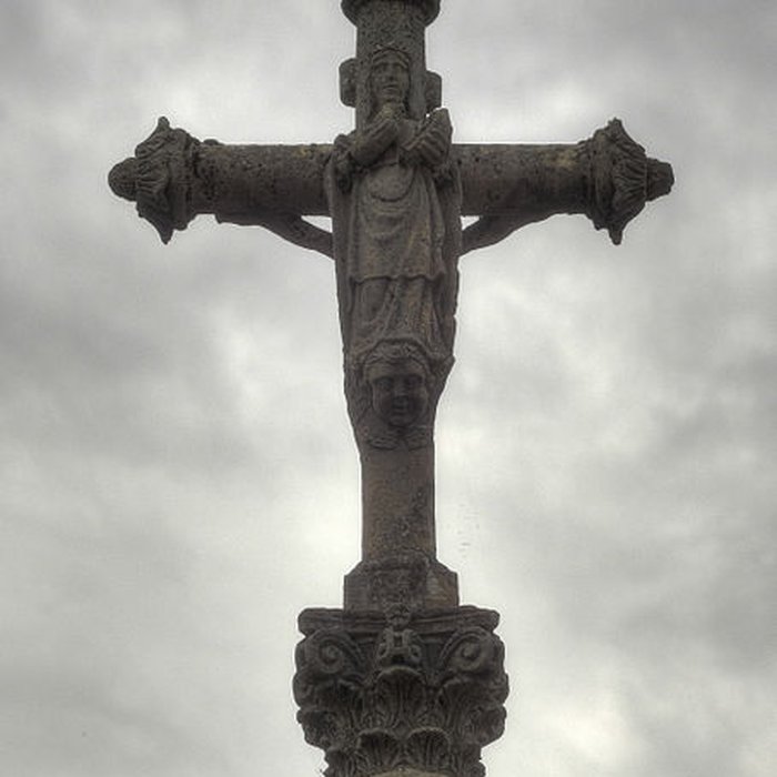 Photo de Croix datée de 1732, à 500 mètres au Nord-Est du village