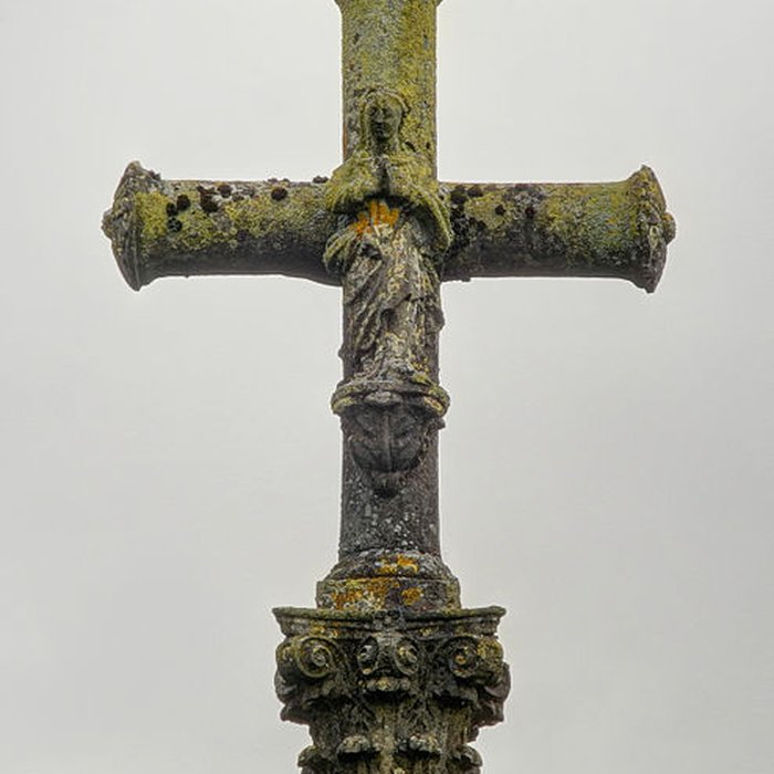 Photo de Croix datée de 1732, à 500 mètres au Nord-Est du village