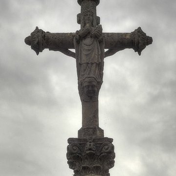 Croix datée de 1732, à 500 mètres au Nord-Est du village