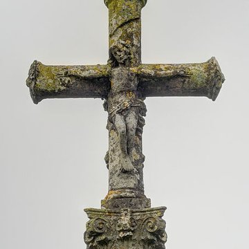 Croix datée de 1732, à 500 mètres au Nord-Est du village