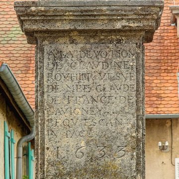 Croix datée de 1732, à 500 mètres au Nord-Est du village