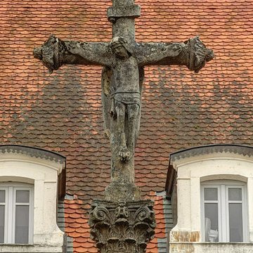 Croix datée de 1732, à 500 mètres au Nord-Est du village