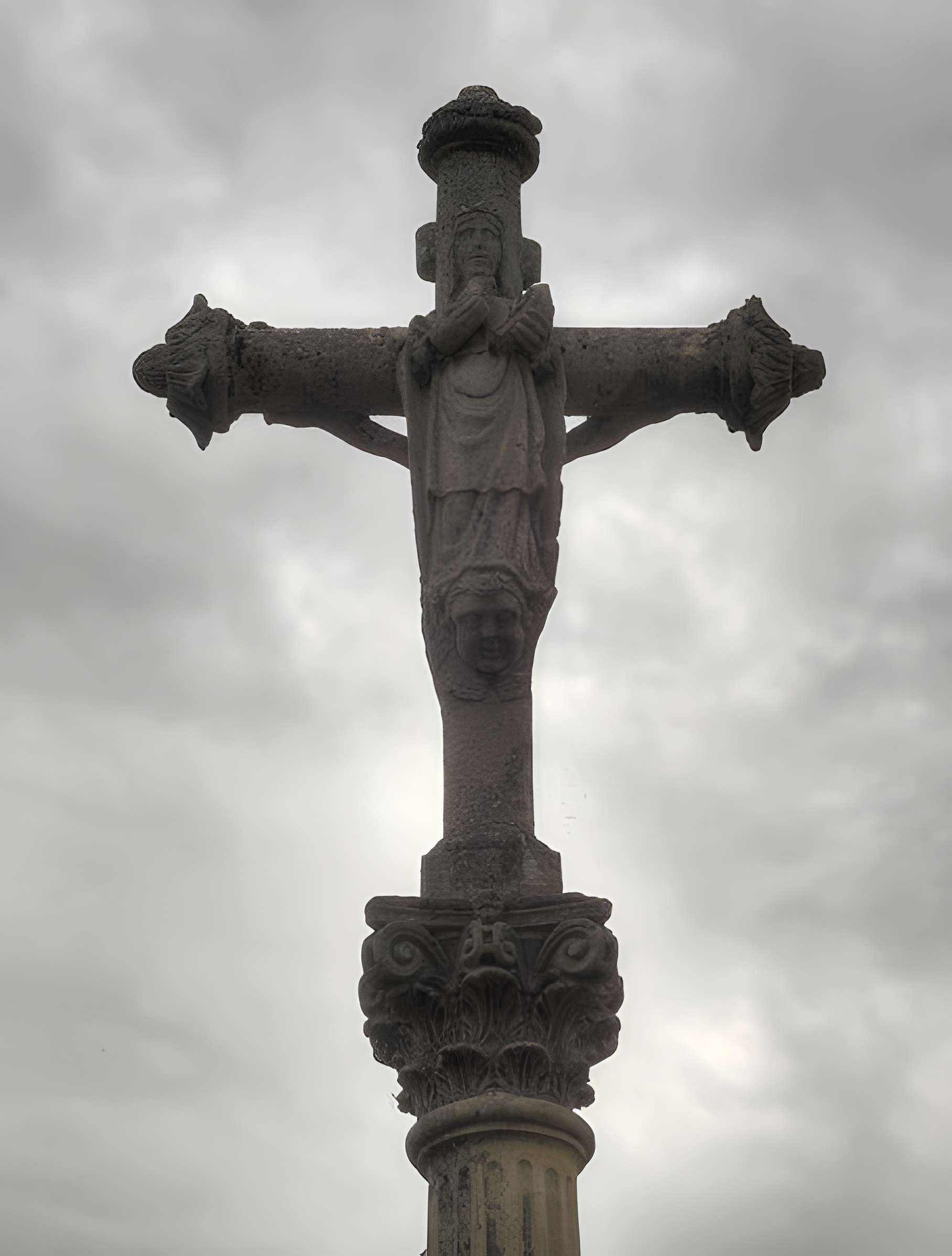 Croix datée de 1732, à 500 mètres au Nord-Est du village