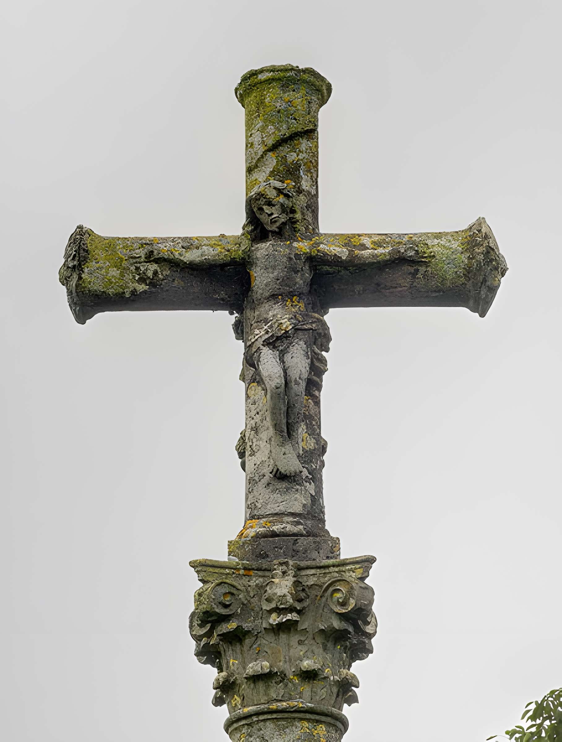 Croix datée de 1732, à 500 mètres au Nord-Est du village