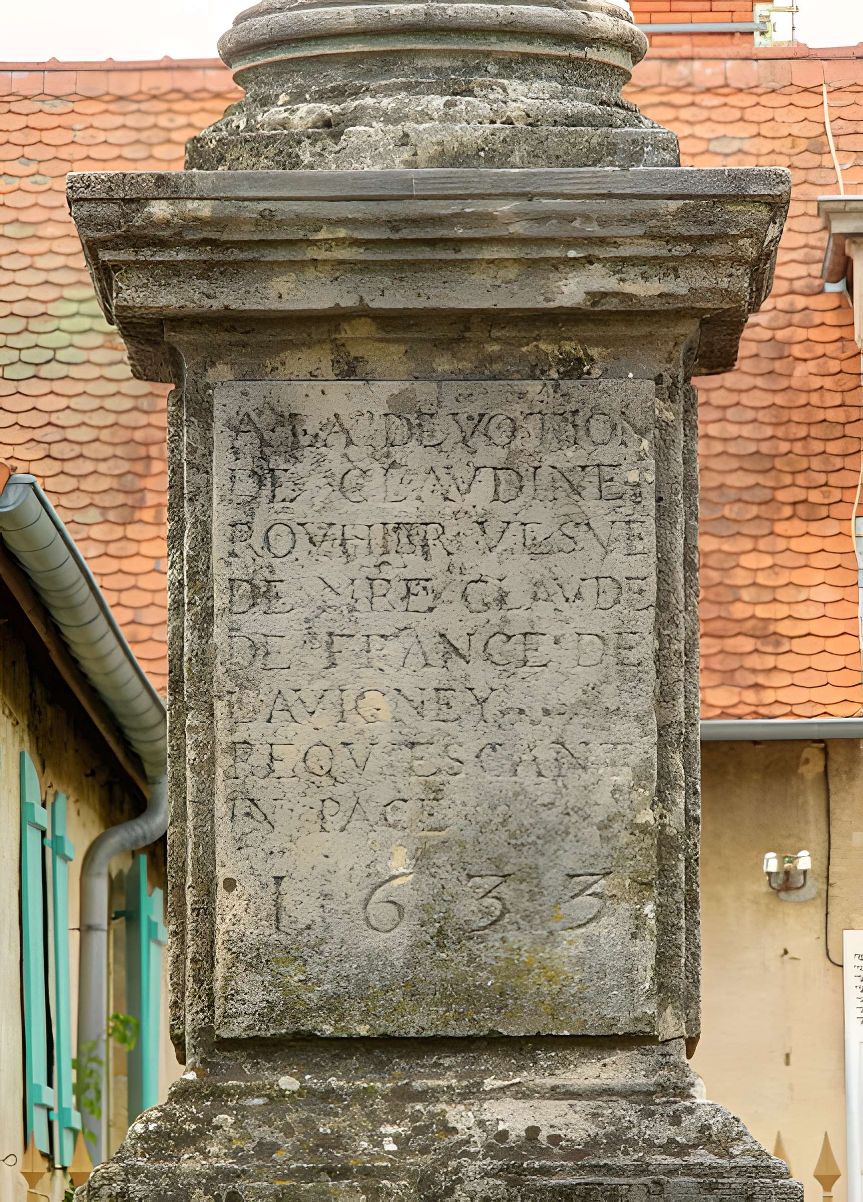 Croix datée de 1732, à 500 mètres au Nord-Est du village