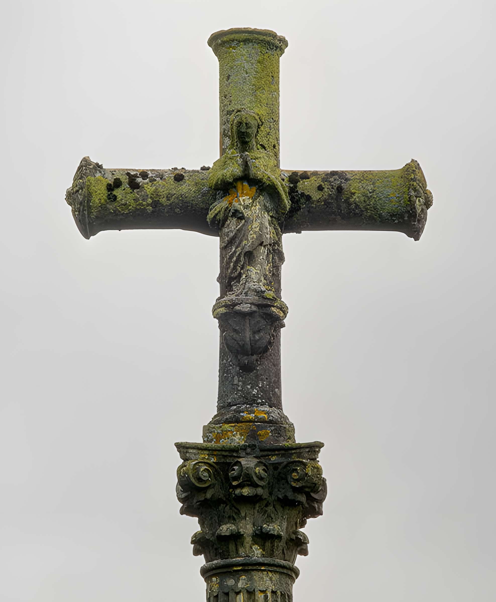 Croix datée de 1732, à 500 mètres au Nord-Est du village