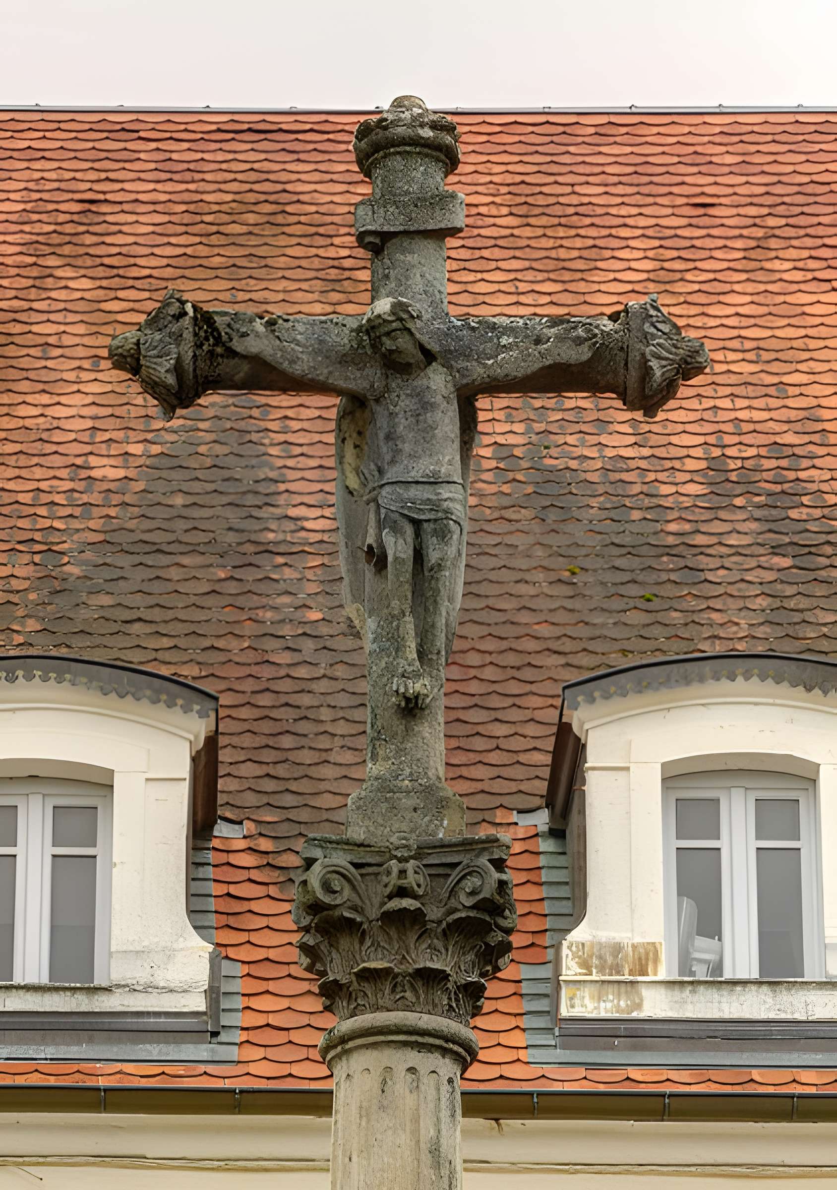 Croix datée de 1732, à 500 mètres au Nord-Est du village