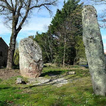 Deux menhirs dénommés Les Pierres Jumelles