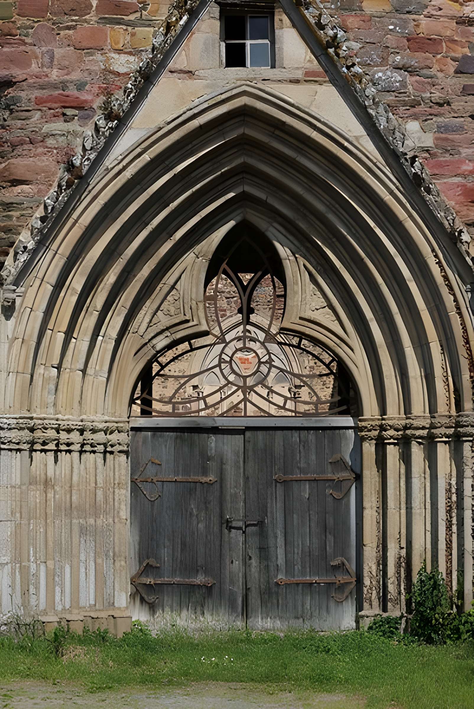 Abbaye Saint-Jacques de Montfort