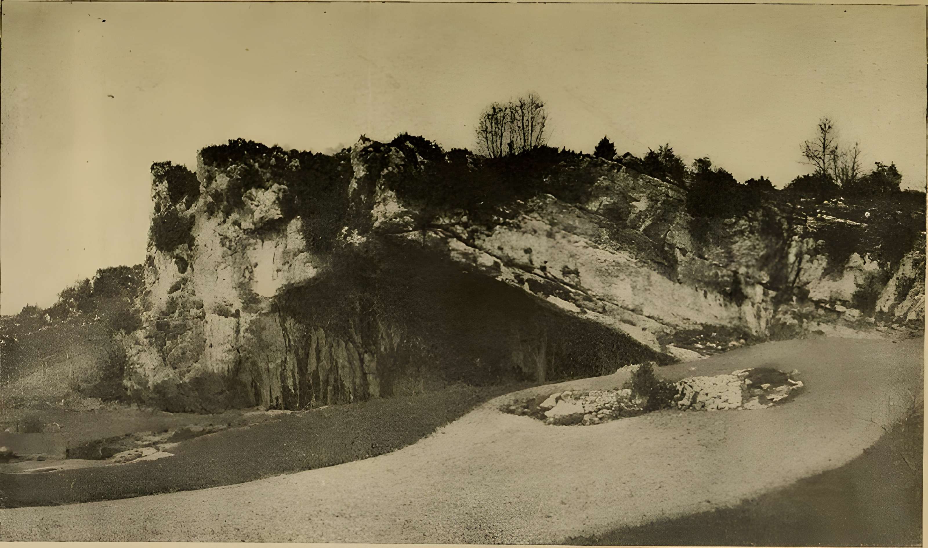 Abri sous roche de la Colombière à Neuville-sur-Ain