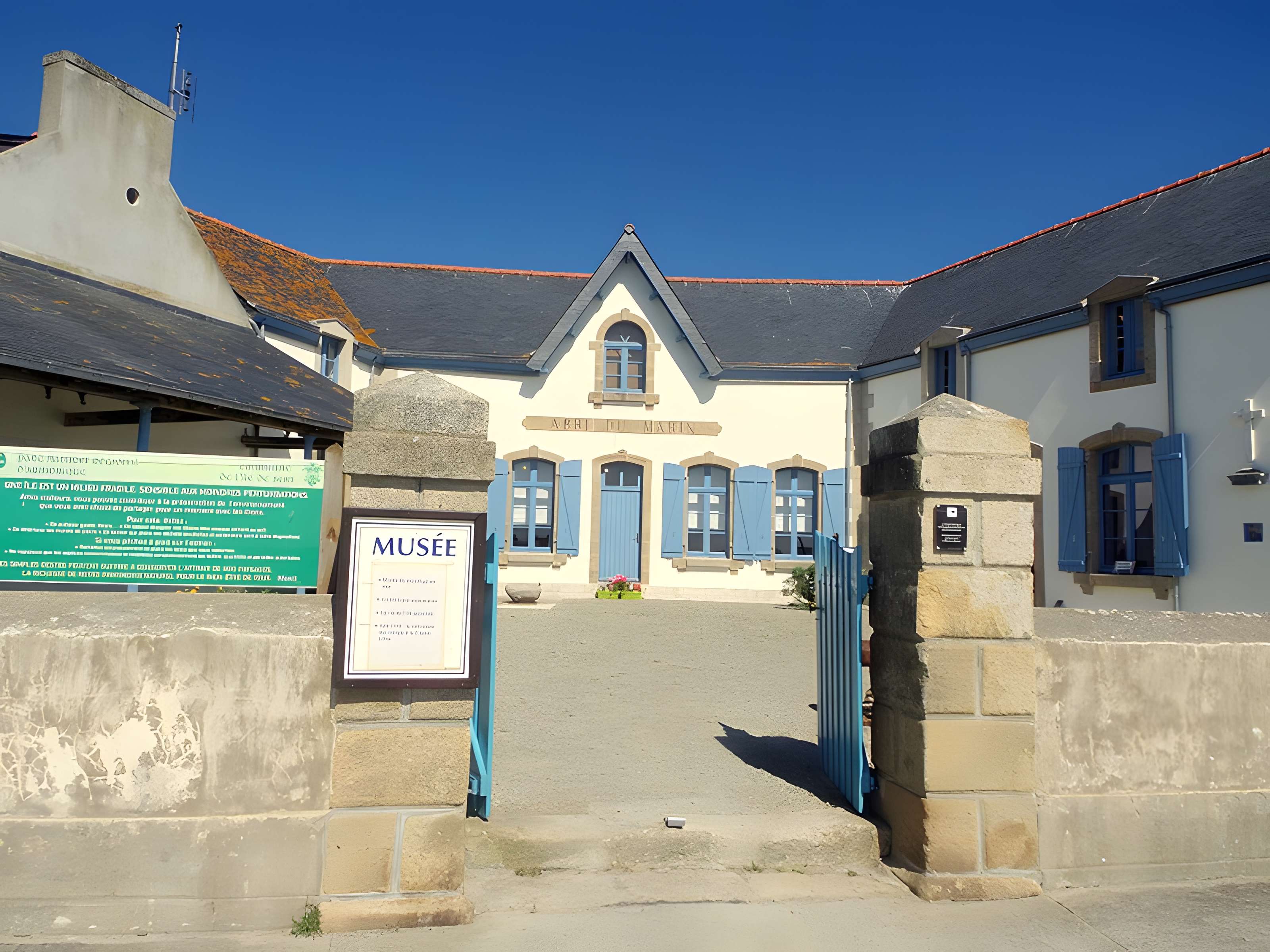 Ancien abri du marin de l'Île de Sein