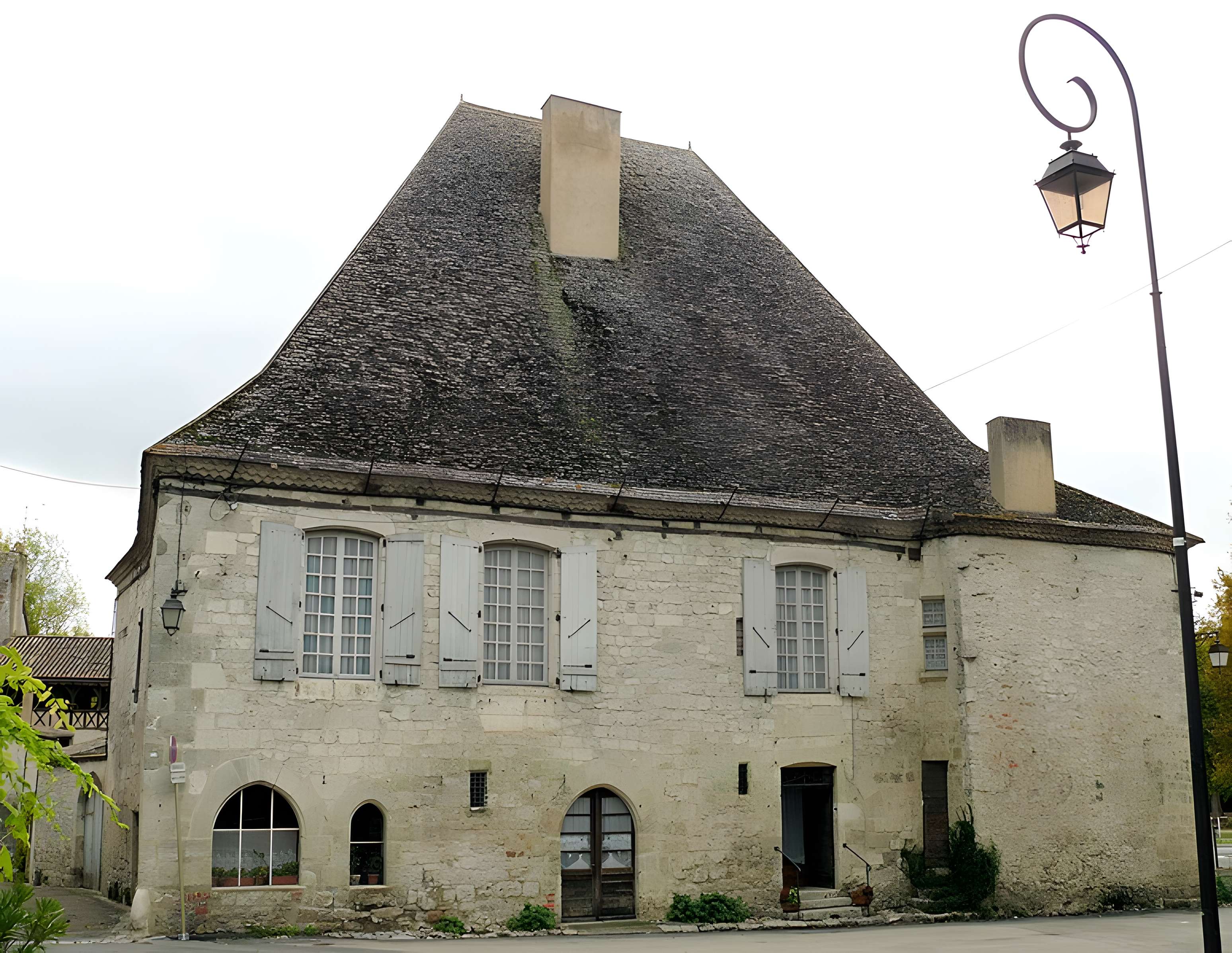 Ancienne prévôté Place Saint-Félicien à Issigeac