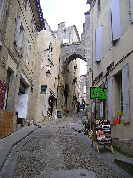 Photo de Bâtiment accolé à la porte de la Cadène à Saint-Émilion