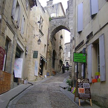 batiment accole a la porte de la cadene a saint emilion