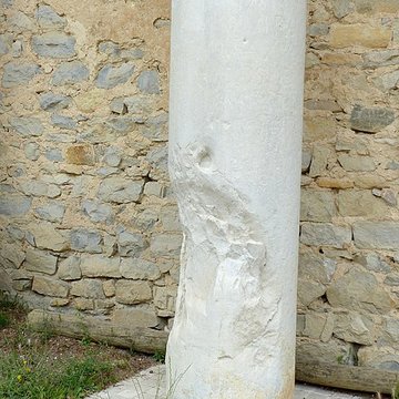 Borne milliaire au nom dAuguste de Caveirac