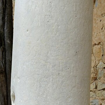 Borne milliaire au nom dAuguste de Caveirac