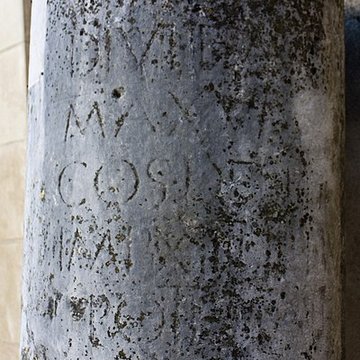 Borne milliaire au nom dAuguste de Caveirac