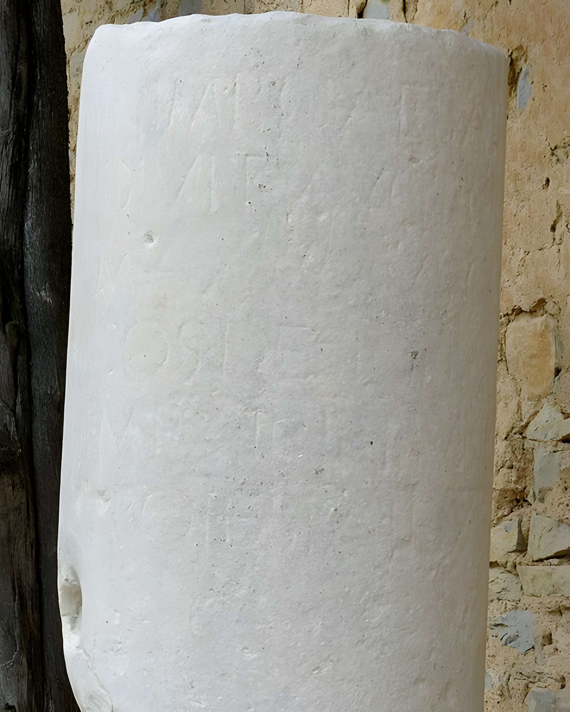 Borne milliaire au nom d'Auguste de Caveirac