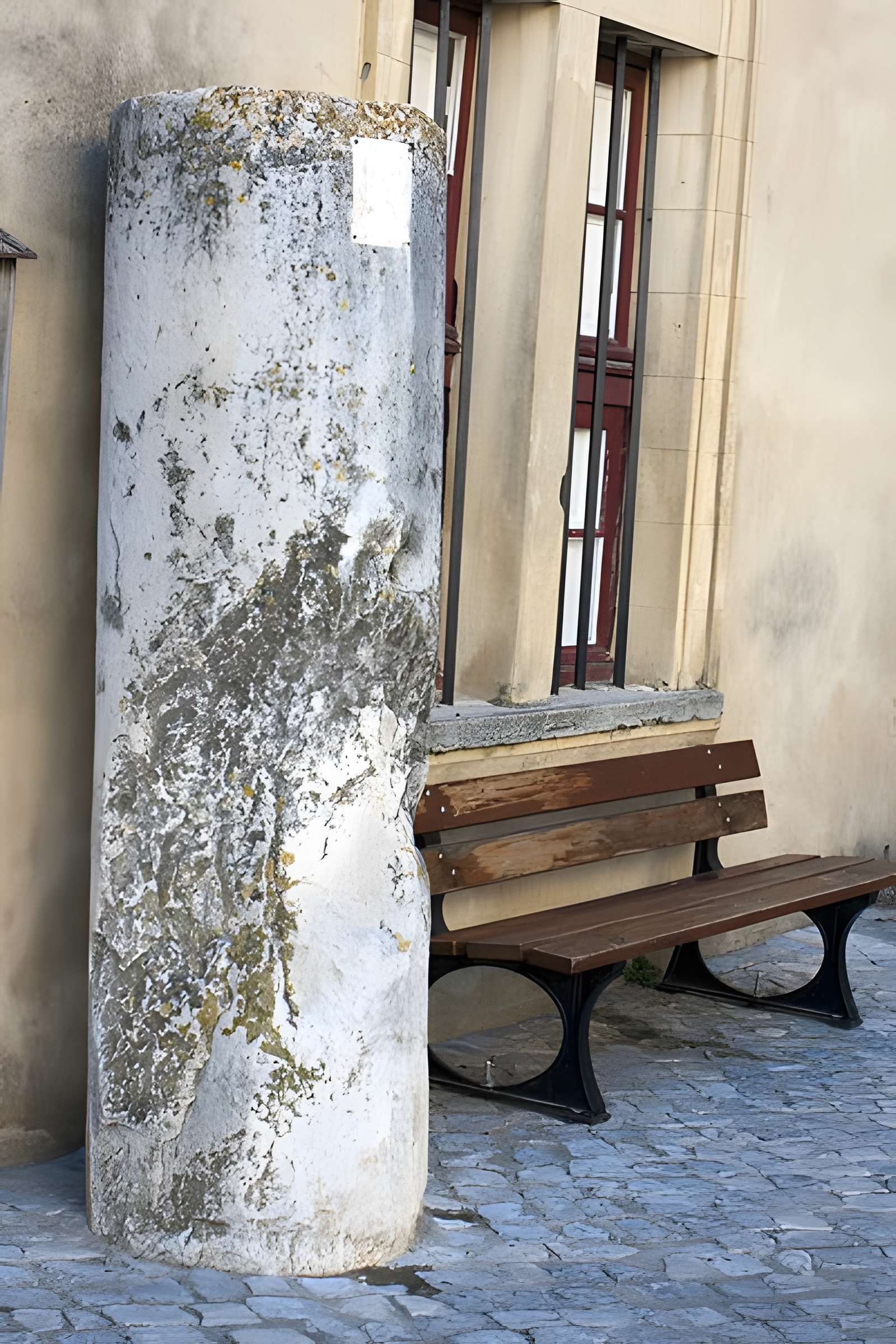 Borne milliaire au nom d'Auguste de Caveirac 