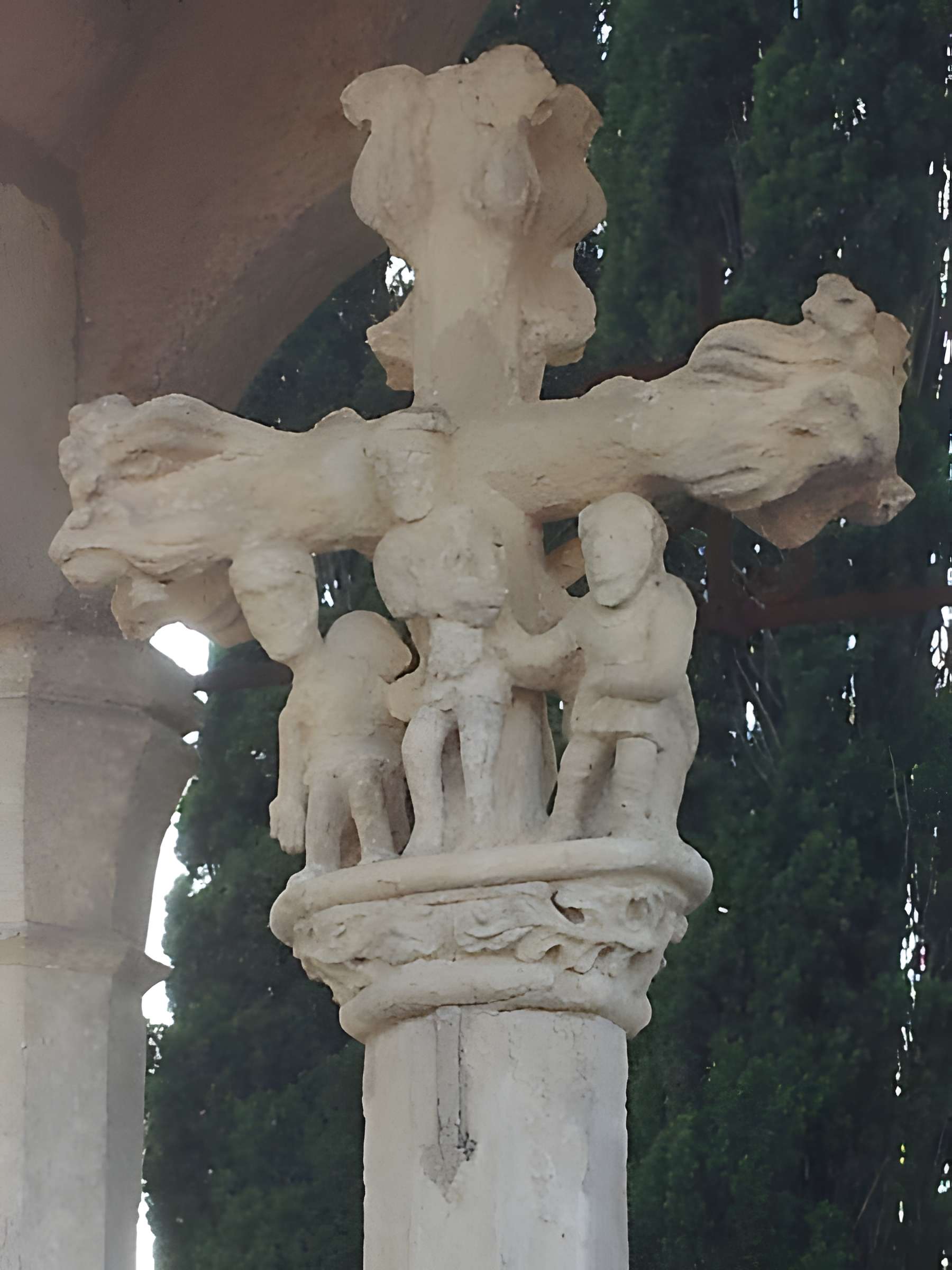 Calvaire couvert du cimetière de Puy-l'Évêque