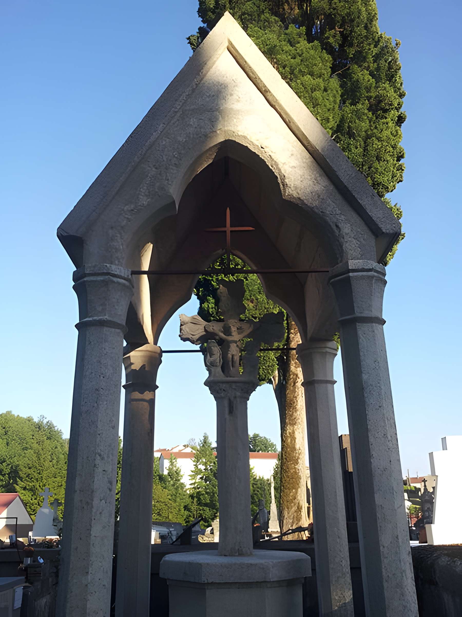 Calvaire couvert du cimetière de Puy-l'Évêque