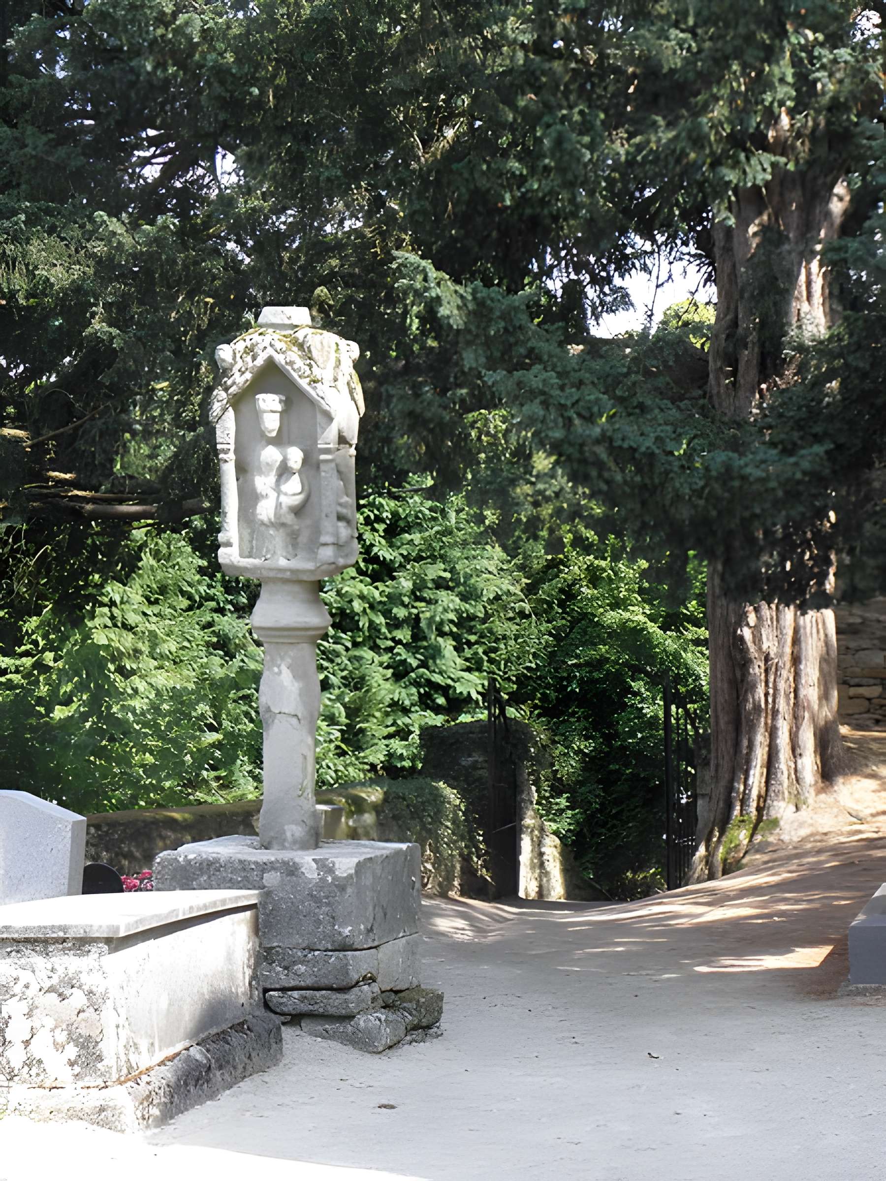 Calvaire de la chapelle Sainte-Croix de Josselin