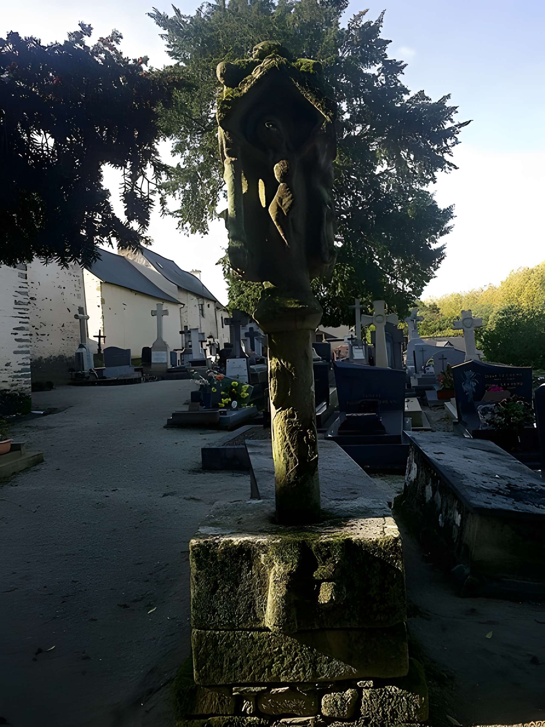 Calvaire de la chapelle Sainte-Croix de Josselin