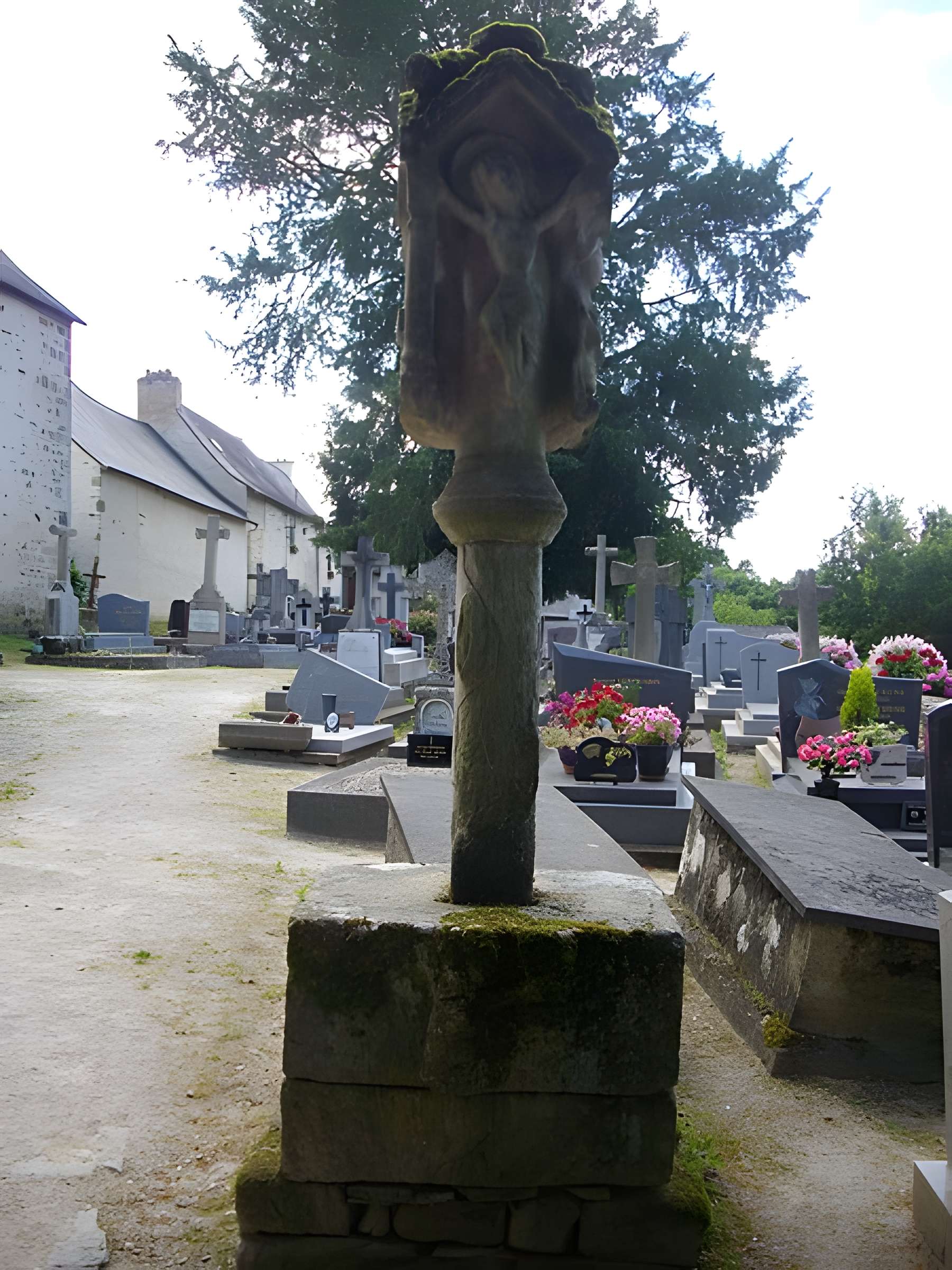Calvaire de la chapelle Sainte-Croix de Josselin