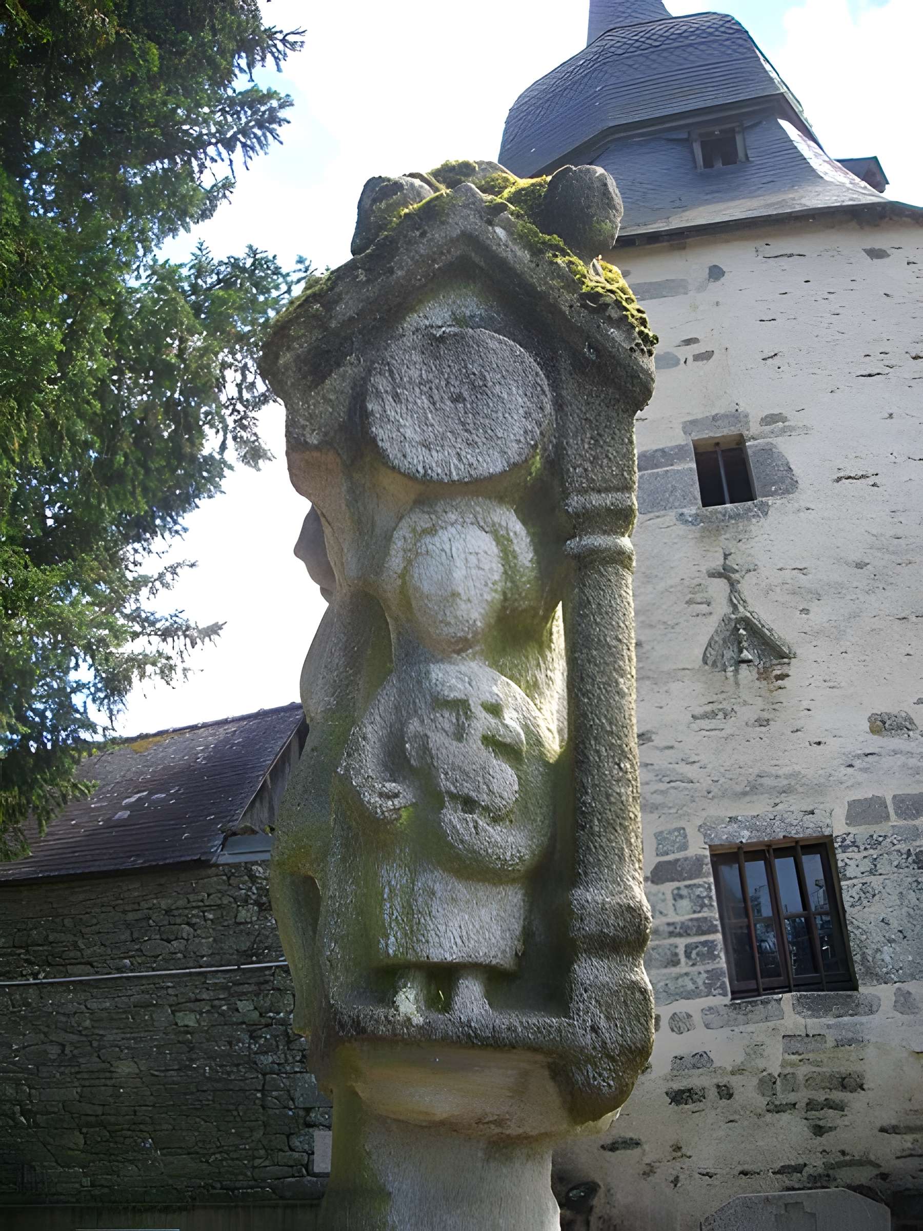 Calvaire de la chapelle Sainte-Croix de Josselin
