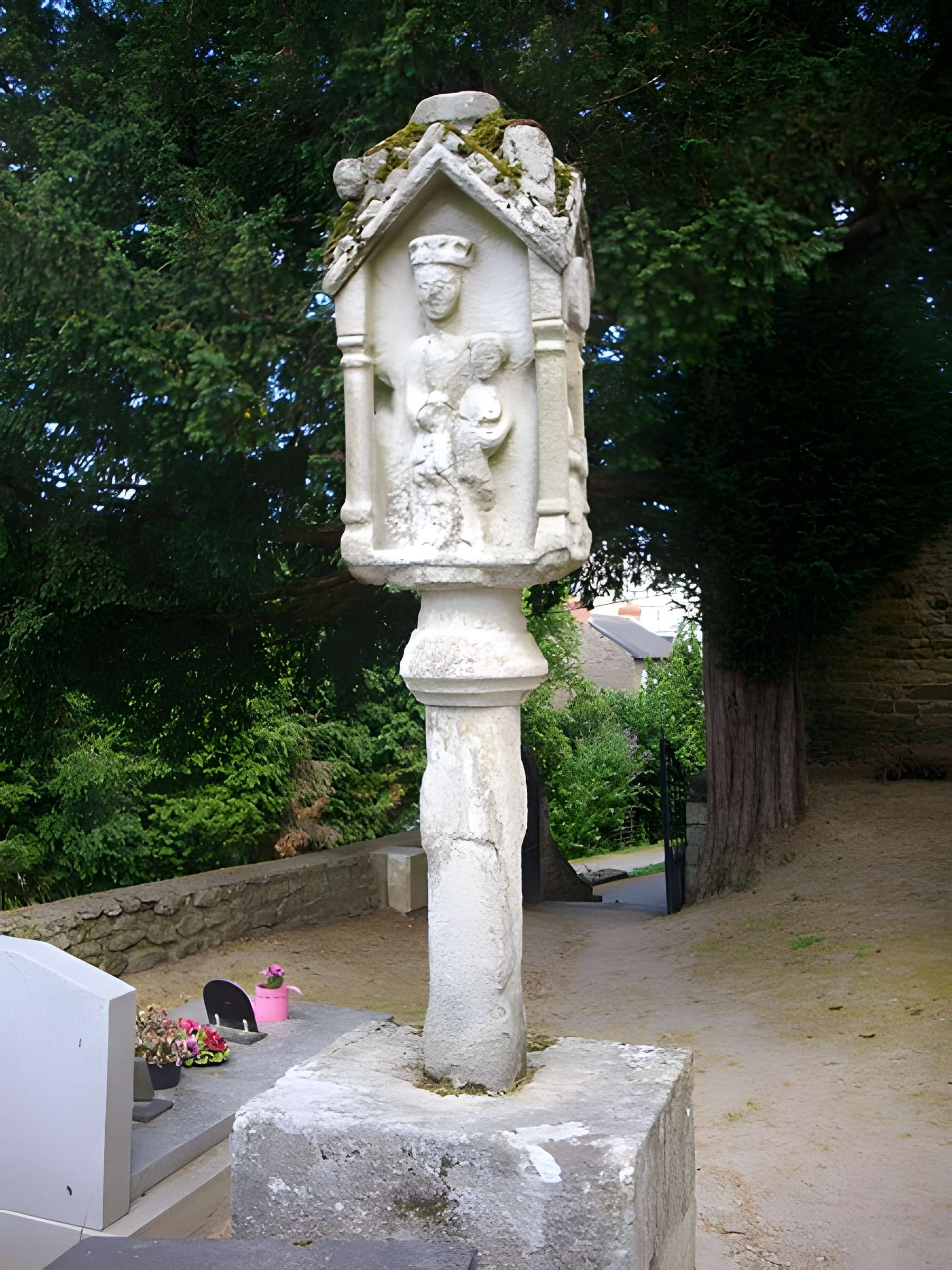 Calvaire de la chapelle Sainte-Croix de Josselin