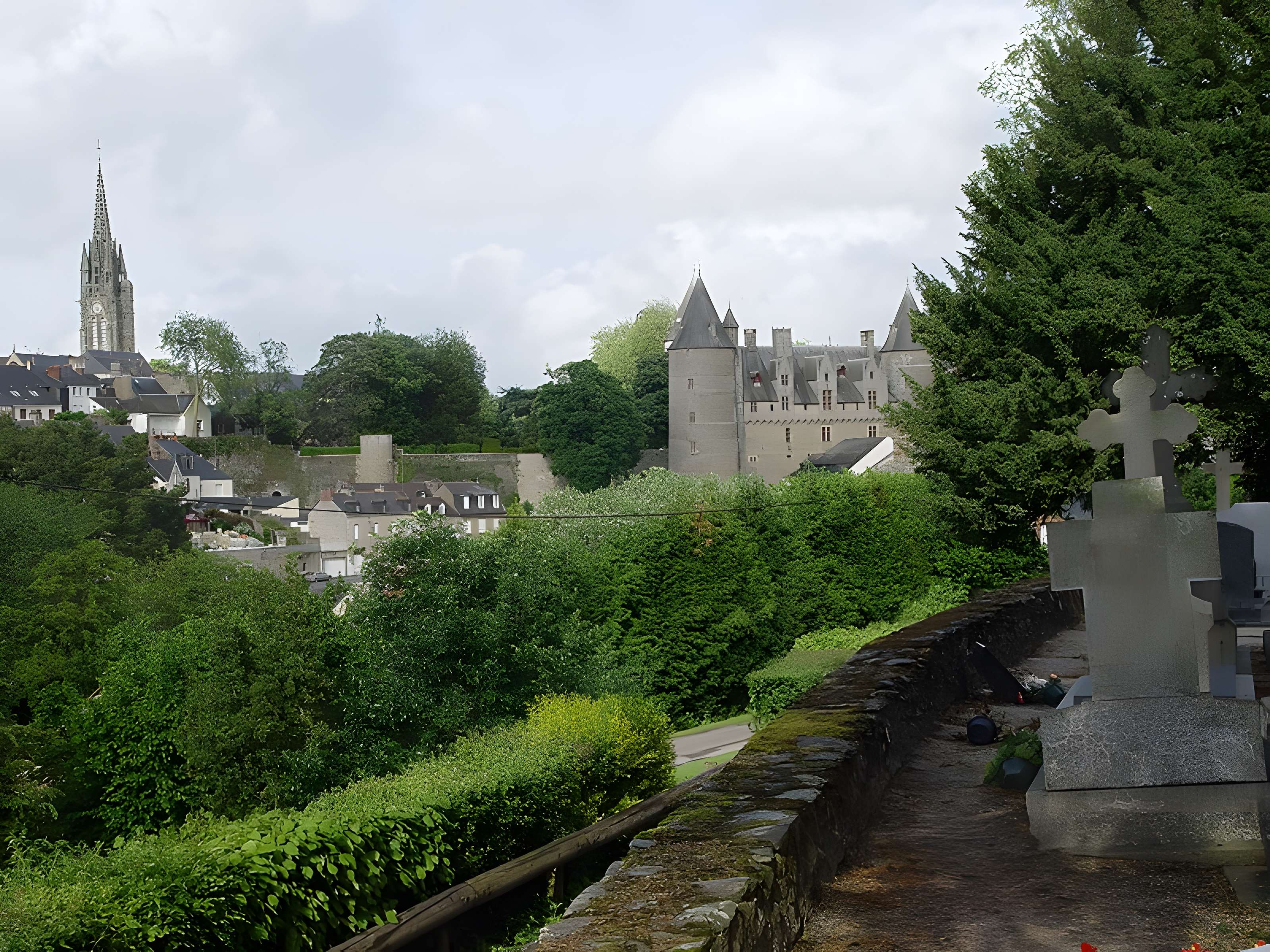 Calvaire de la chapelle Sainte-Croix de Josselin