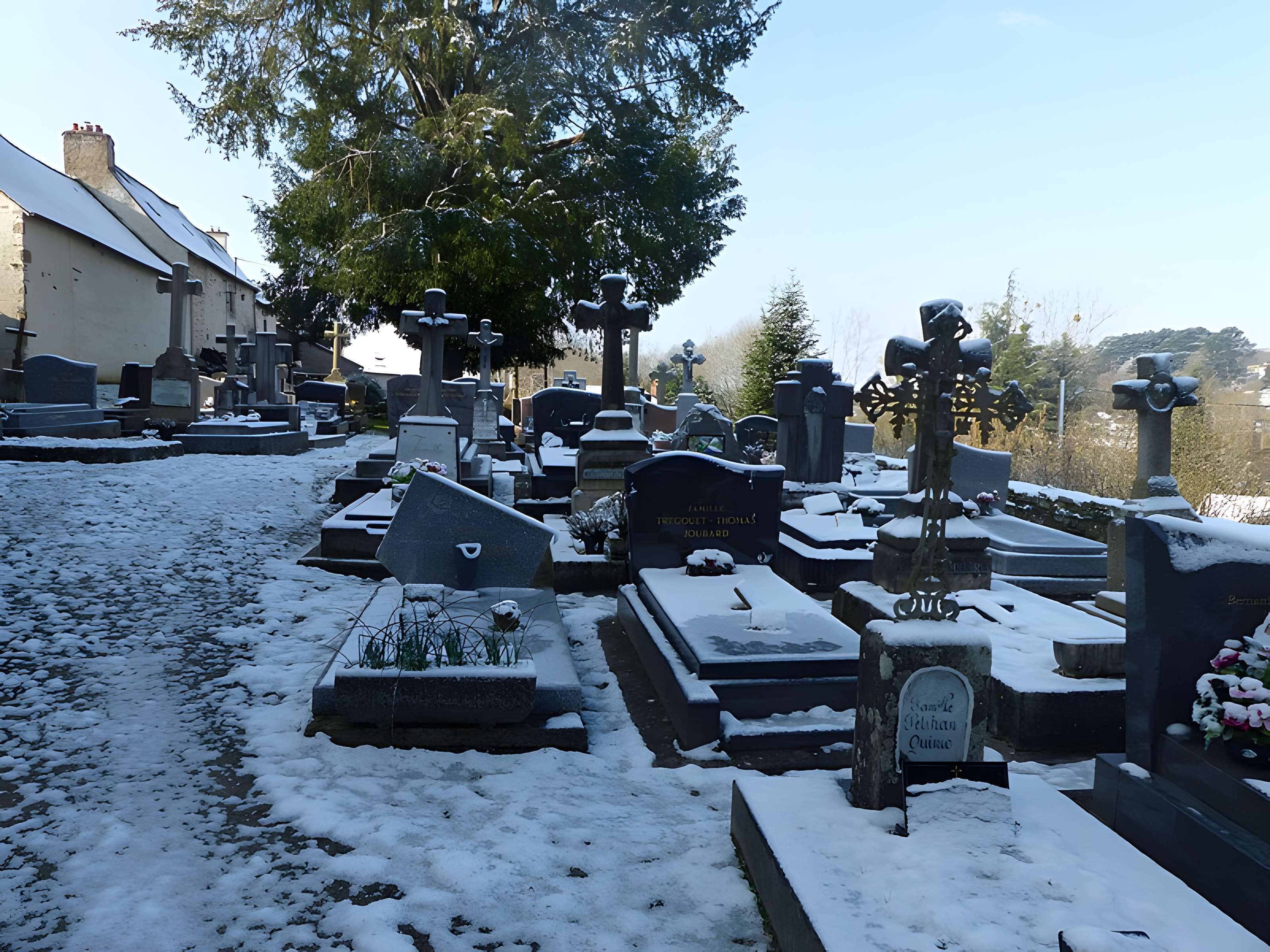 Calvaire de la chapelle Sainte-Croix de Josselin