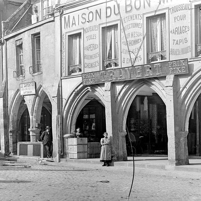 Photo de Maisons à arcades de la place de la République à Carentan