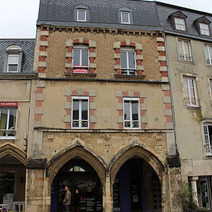 Photo de Maisons à arcades de la place de la République à Carentan