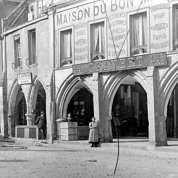maisons a arcades de la place de la republique a carentan
