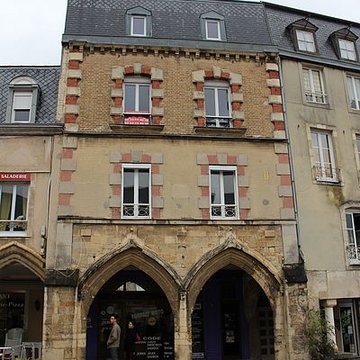 Maisons à arcades de la place de la République à Carentan