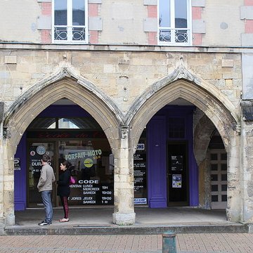 Maisons à arcades de la place de la République à Carentan
