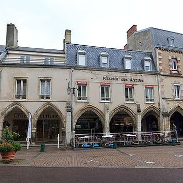 Maisons à arcades de la place de la République à Carentan