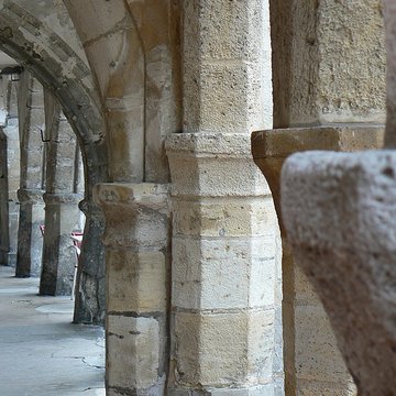 Maisons à arcades de la place de la République à Carentan