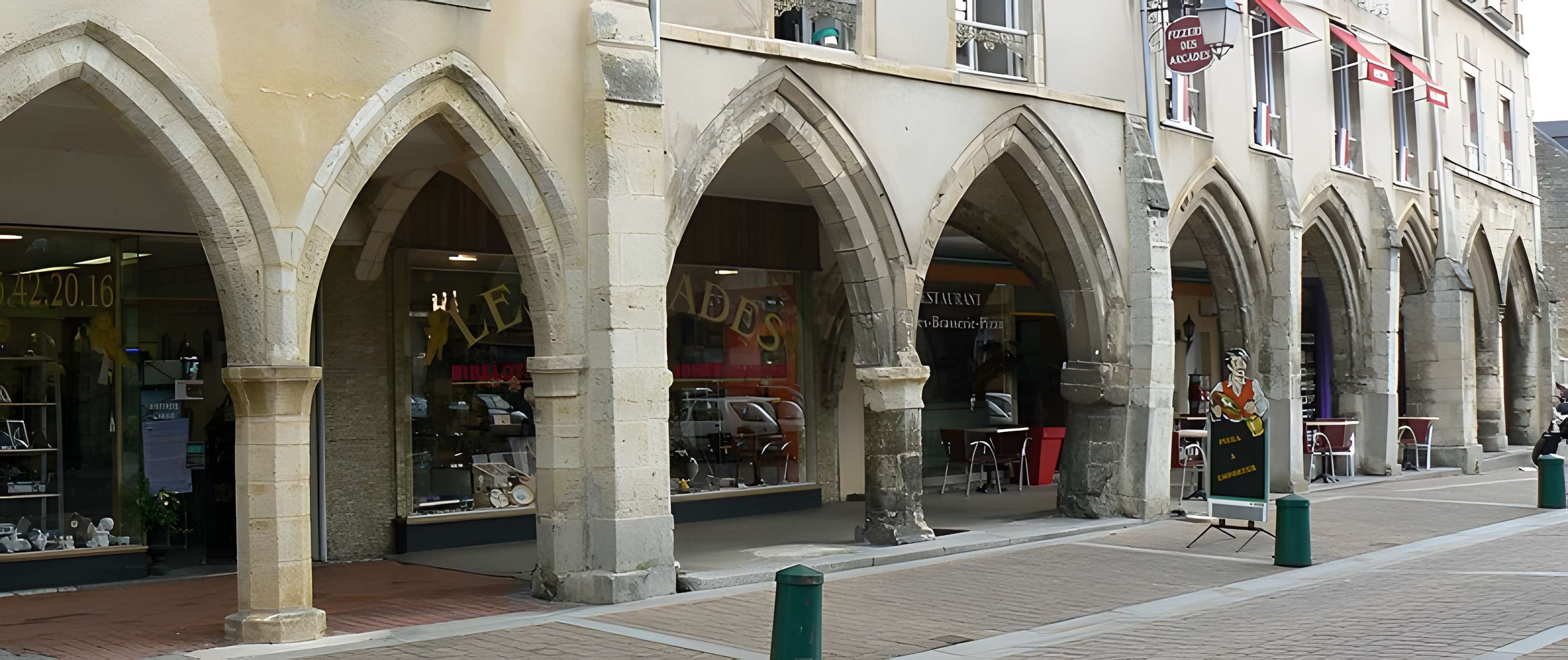 Maisons à arcades de la place de la République à Carentan