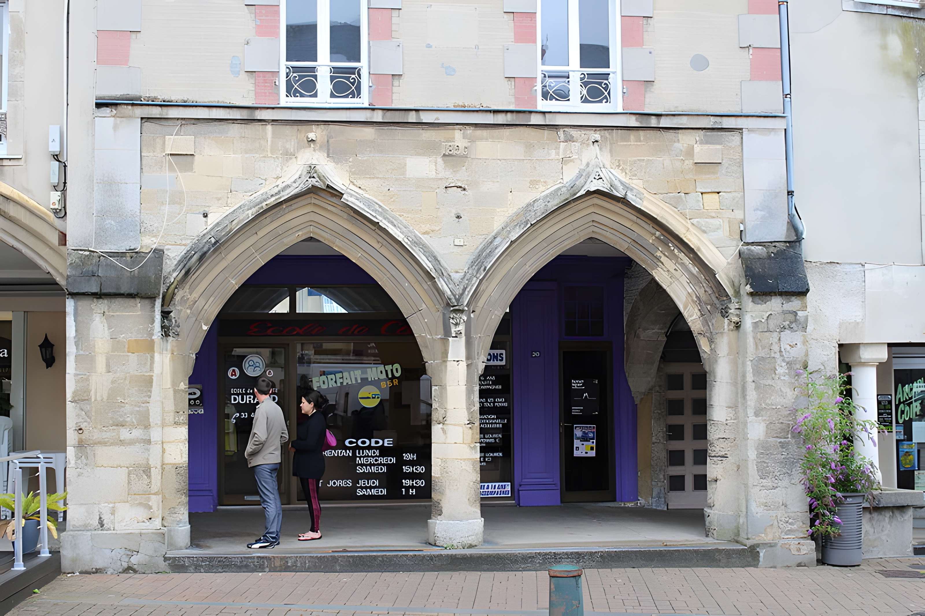 Maisons à arcades de la place de la République à Carentan