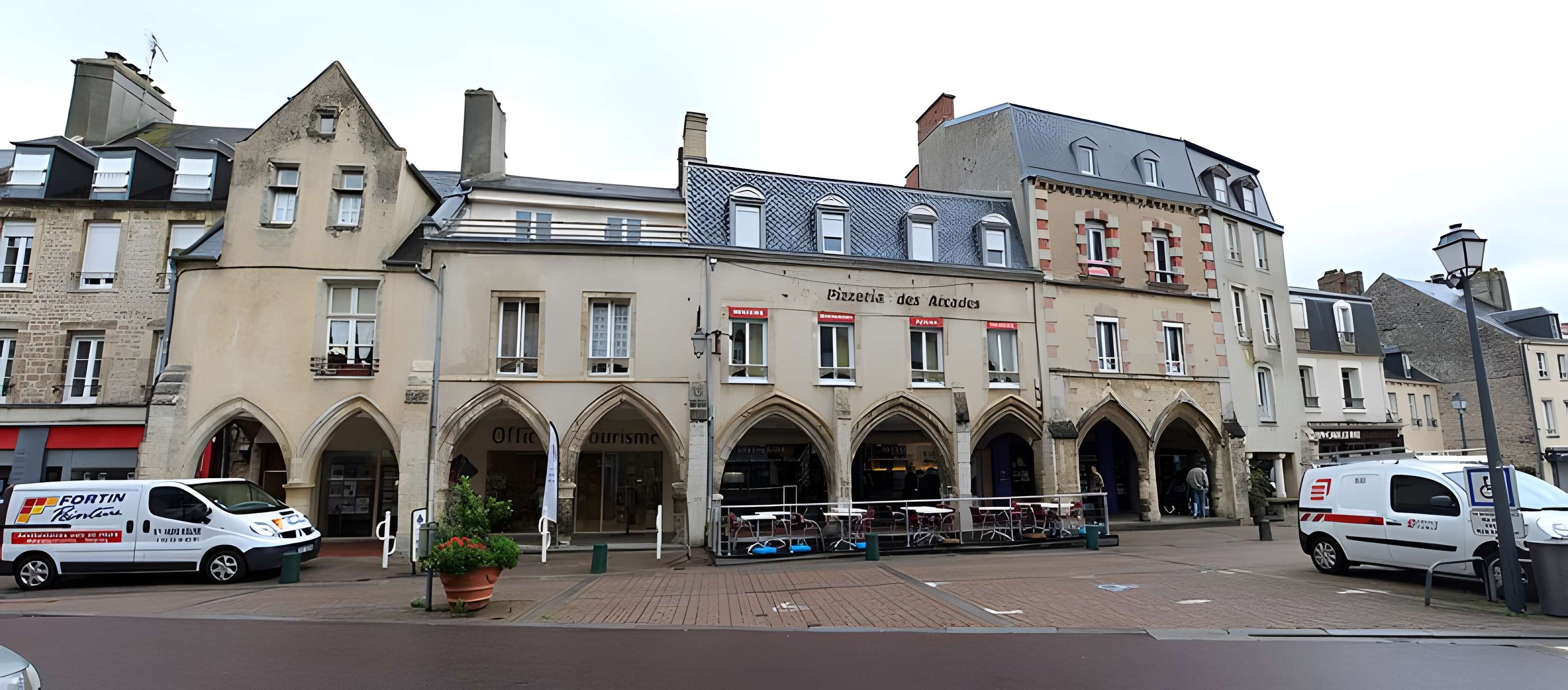 Maisons à arcades de la place de la République à Carentan