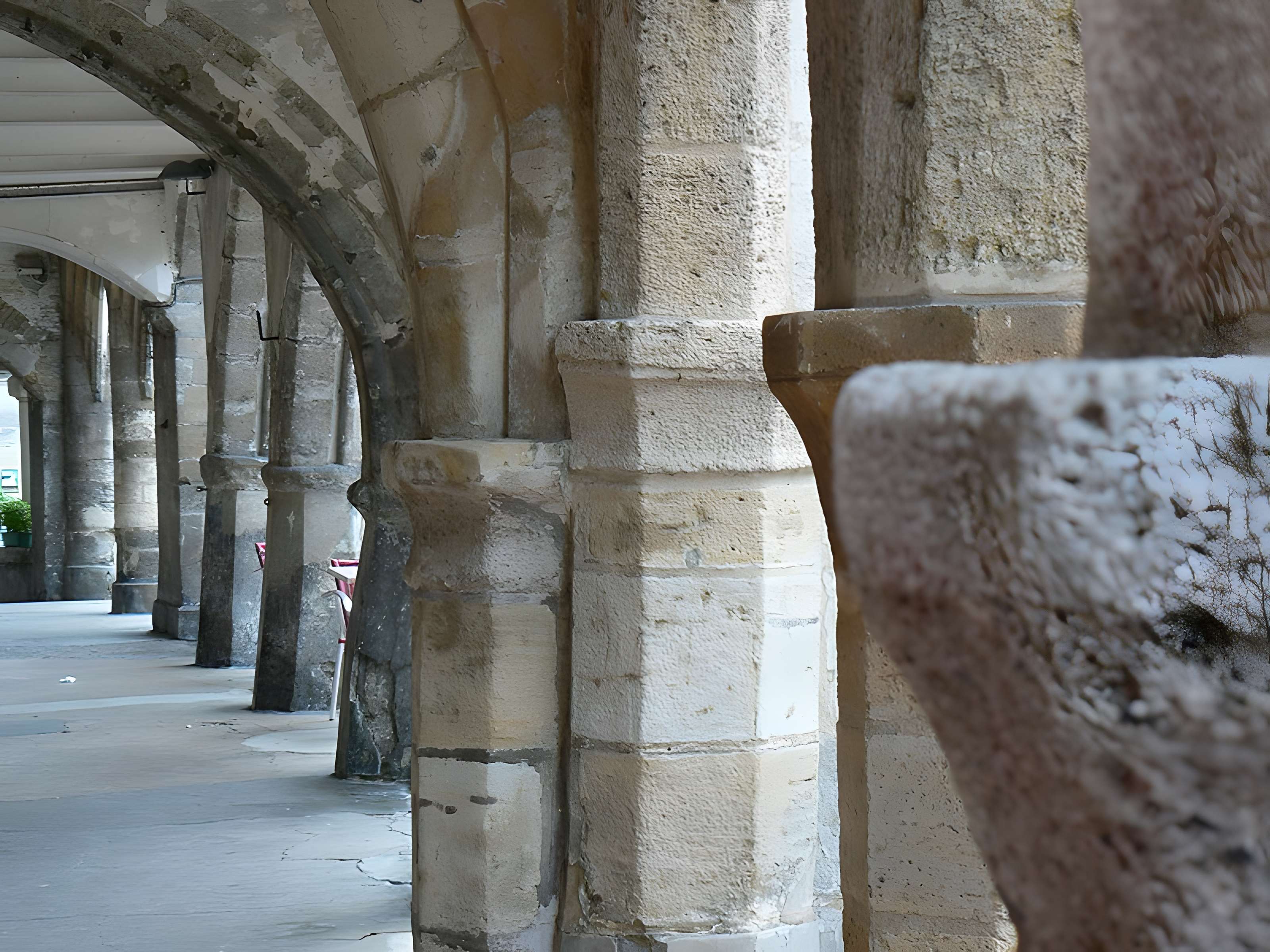 Maisons à arcades de la place de la République à Carentan