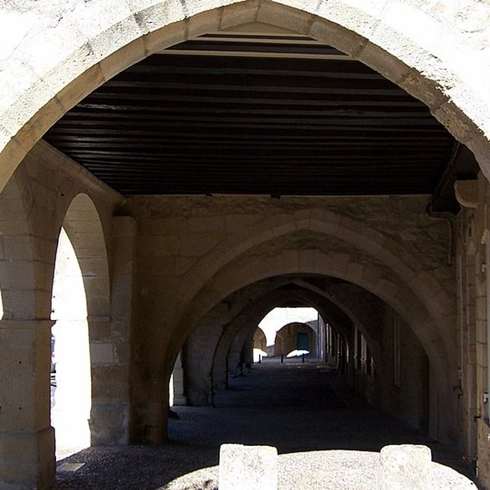 Photo de Maisons à arcades, Place du Mercadiou à Saint-Macaire