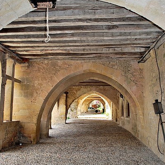 Photo de Maisons à arcades, Place du Mercadiou à Saint-Macaire